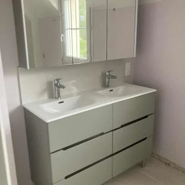 Installation d’un meuble double vasque avec miroir et rangements en salle de bain