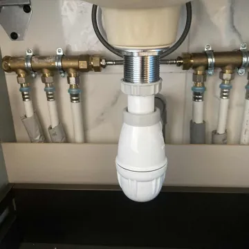 Réalisation des raccordements de plomberie sous lavabo avec évacuation et réseau multicouche
