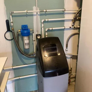 Installation d’un adoucisseur d’eau avec réseau de plomberie – travaux réalisés par plombier chauffagiste