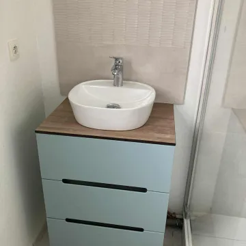 Pose d’un meuble de salle de bain avec vasque et robinet – rénovation de salle de bain